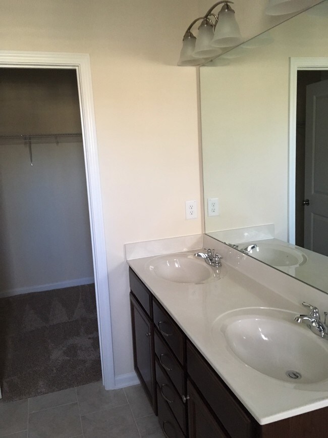 Building Photo - 1444 Salem Creek Dr