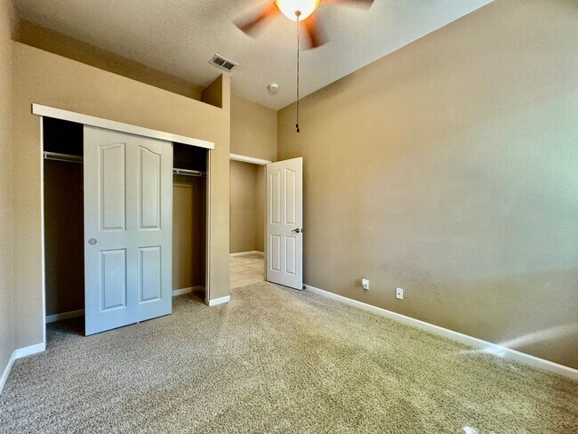 Foto del edificio - Stunning 3-Bedroom Home in Desirable Blue ...
