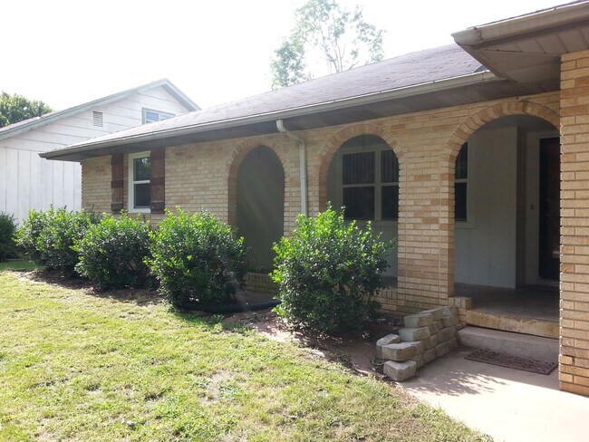 Building Photo - Wonderful Ranch 3 Bedroom 2 Bath 2 Car Garage