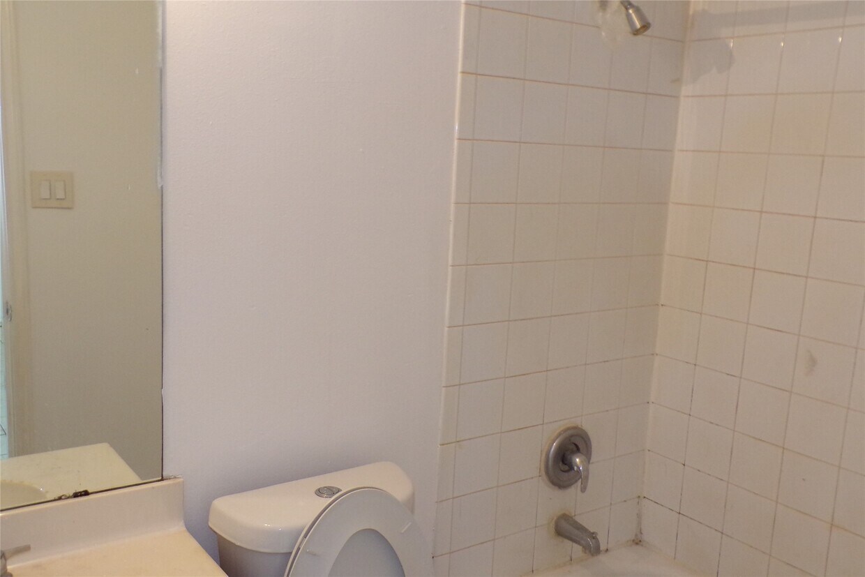 Building Photo - 16006 Hiram Clarke Rd