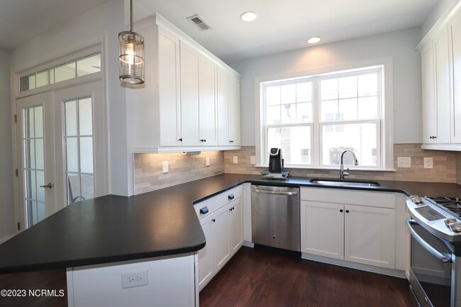 Building Photo - 15 Brownstone Ln