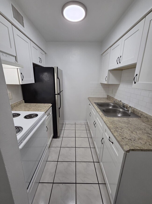 Building Photo - 1401 NE 17th Ct