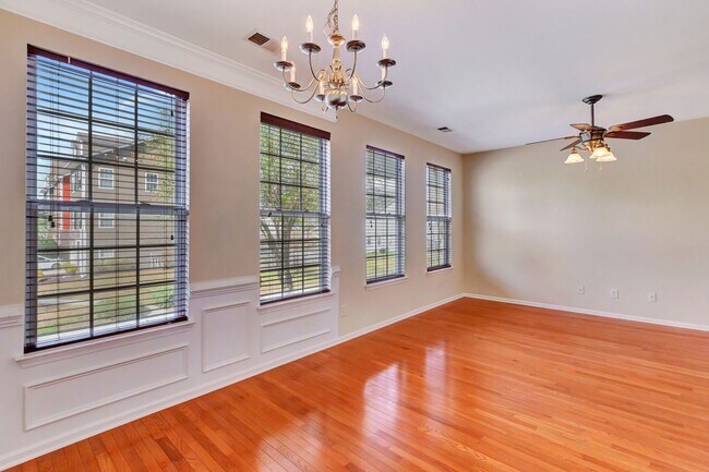 Foto del edificio - Spacious townhouse in Tranquil Hill Planta...