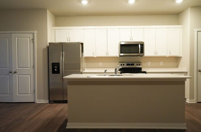 Foto del edificio - Available April 1st!! Townhome!! Near to I...