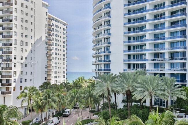 Foto del edificio - 6000 Collins Ave