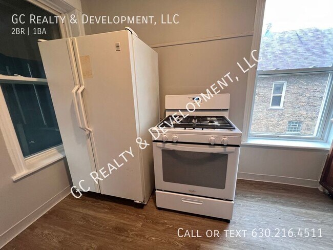 Building Photo - ***HEAT INCL / 2 BDRM / WOOD PLANK FLOORIN...