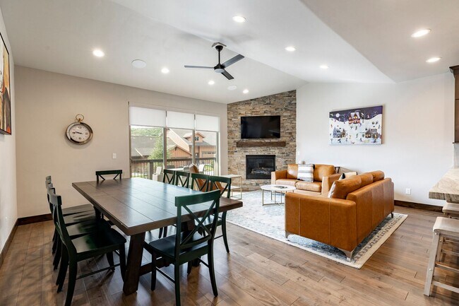 Building Photo - Fully Furnished Luxury Home in Black Rock ...