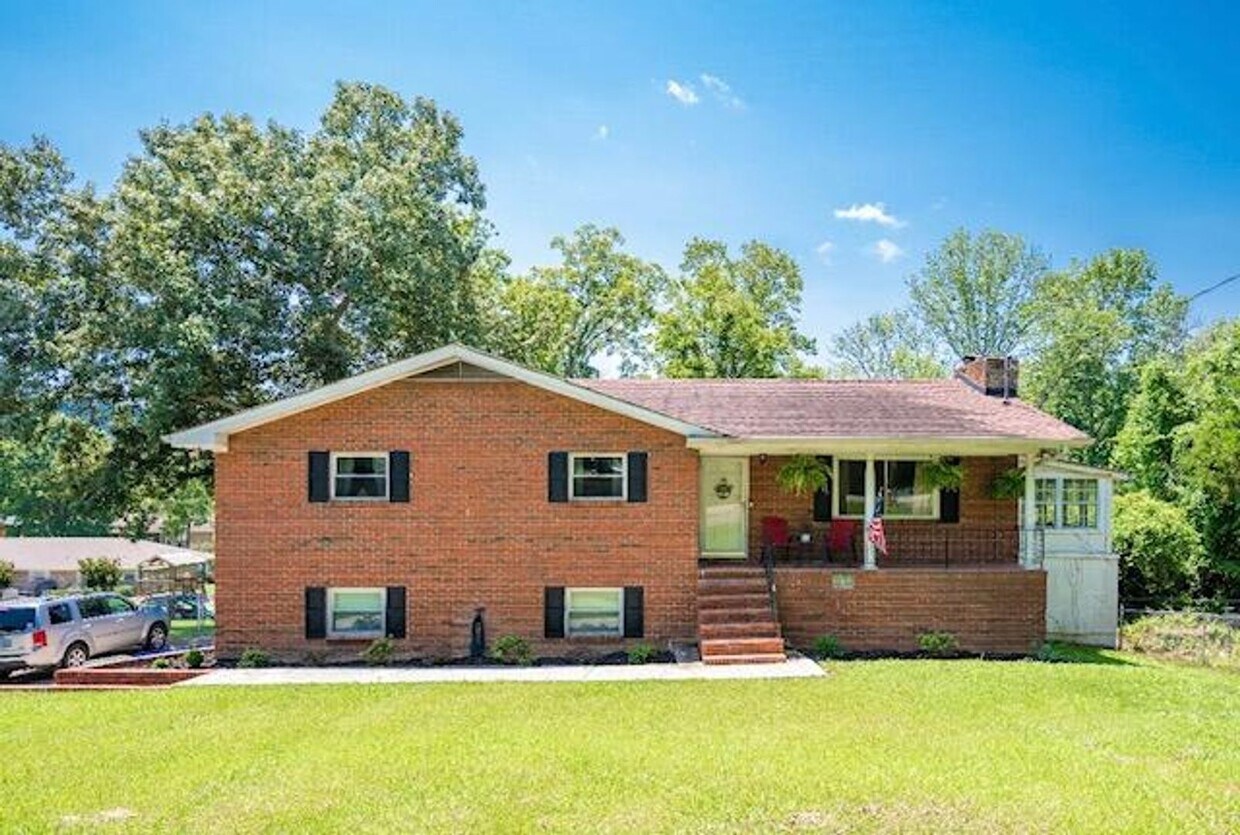 Primary Photo - BEAUTIFUL 3 bedroom Lookout Valley home!