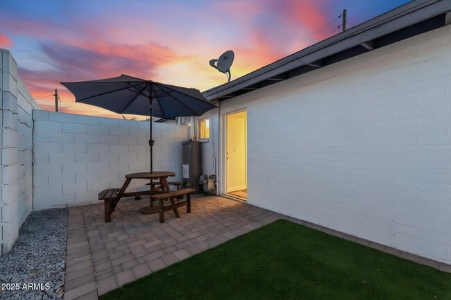 Building Photo - 299 S Oregon St