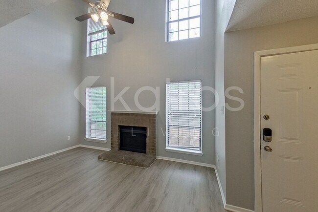 Foto del edificio - 2140 Woodnote Ln