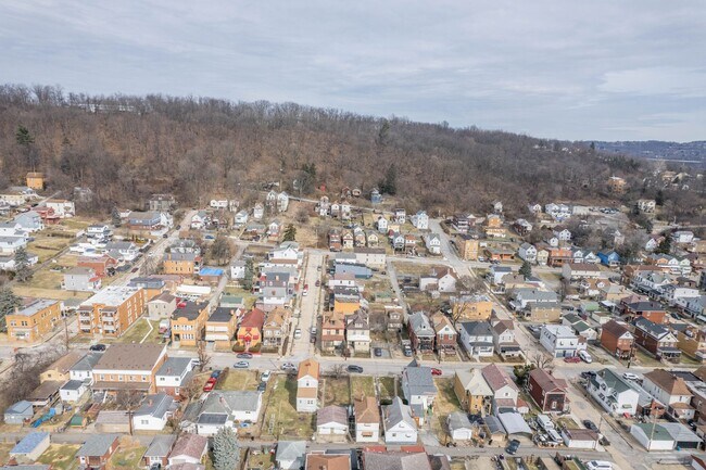 Foto del edificio - SCORE 1ST MONTH'S RENT FREE IF SIGNED BY APRIL 24! Stunning 3 bedroom home in McKees Rocks availa...