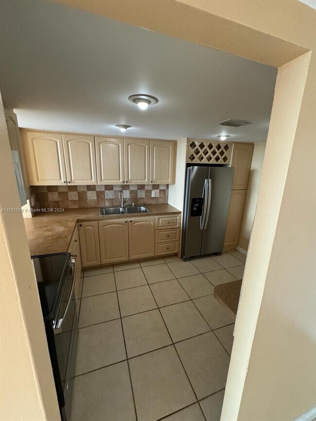 Building Photo - 1301 NE Miami Gardens Dr
