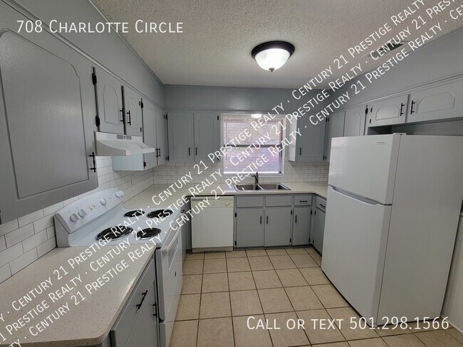 Foto del edificio - 708 Charlotte Circle