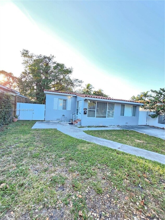Primary Photo - 300 SW 38th Ct