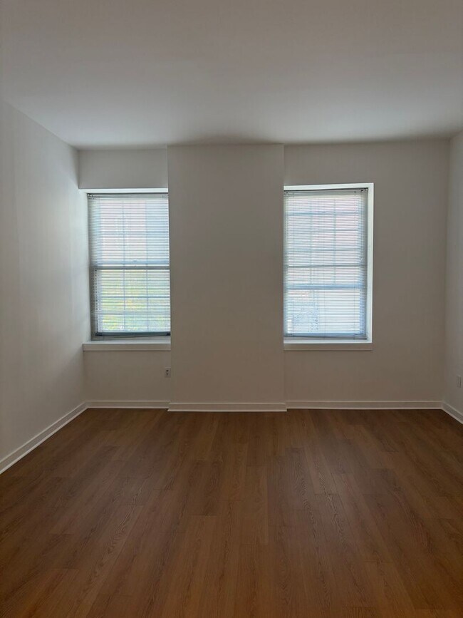 Building Photo - Welcome to Urban Elegance in the Heart of ...