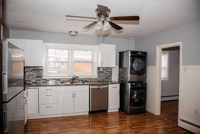Foto del edificio - Bright and Spacious 3-Bedroom Apartment in...