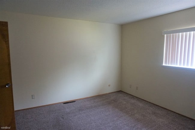 Building Photo - 5994 Lake Crest Way