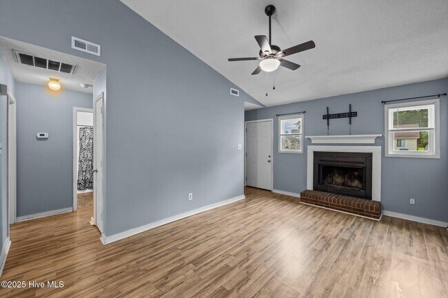 Foto del edificio - 230 Cedar Ridge Ln
