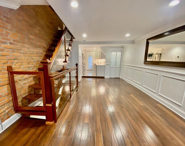 Building Photo - SPACIOUS & MODERN 3 BD/1.5 BA HOME w/Centr...