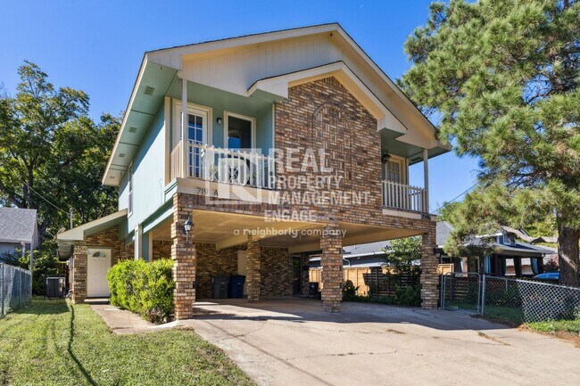 Building Photo - Charming 3 Bedroom Home in Prime Dallas Lo...