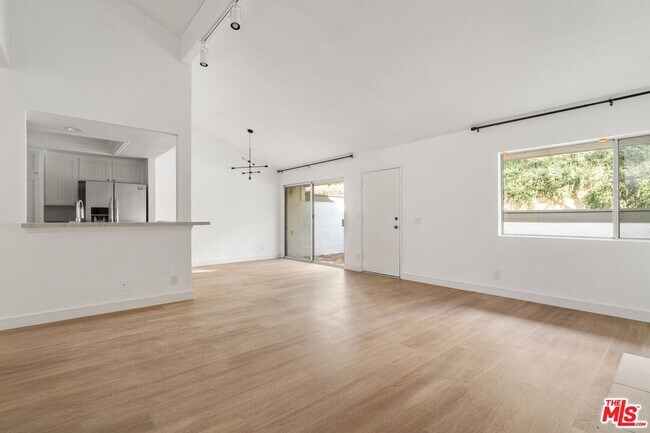 Building Photo - 1722 Palisades Dr