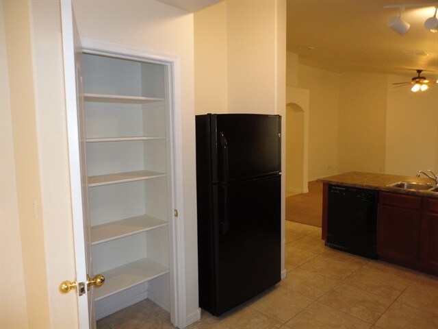Building Photo - 2033 W Vineyard Plains Dr
