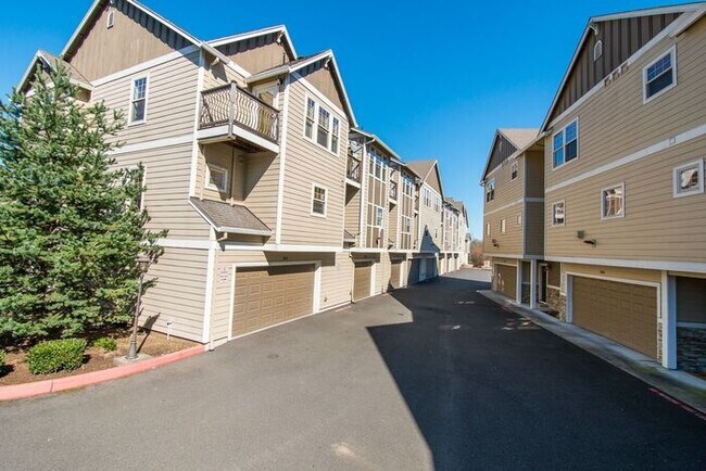 Foto del edificio - Rarely Available Spacious Townhome Style C...