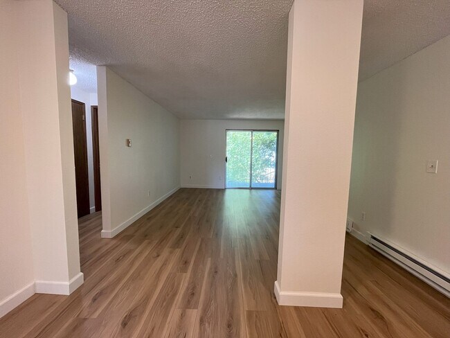 Foto del edificio - Charming Condo with Creek Views, Laminate ...