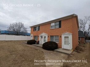 Building Photo - 953 Chicago Ave