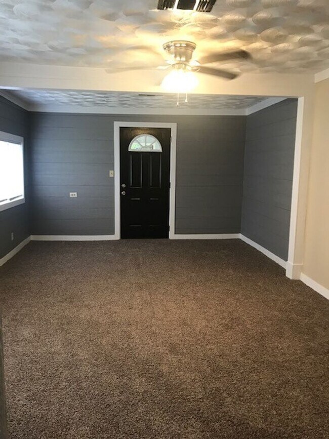 Building Photo - 2 Bedroom 1 Bath with Large Rooms