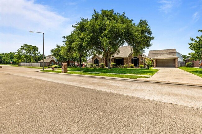 Foto del edificio - 2106 Paintbrush Ave