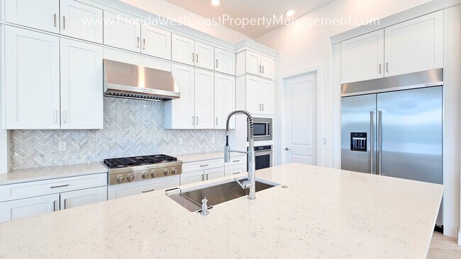 Foto del edificio - IMPRESSIVE and SPACIOUS 4 BEDROOM/ 4.5 BAT...