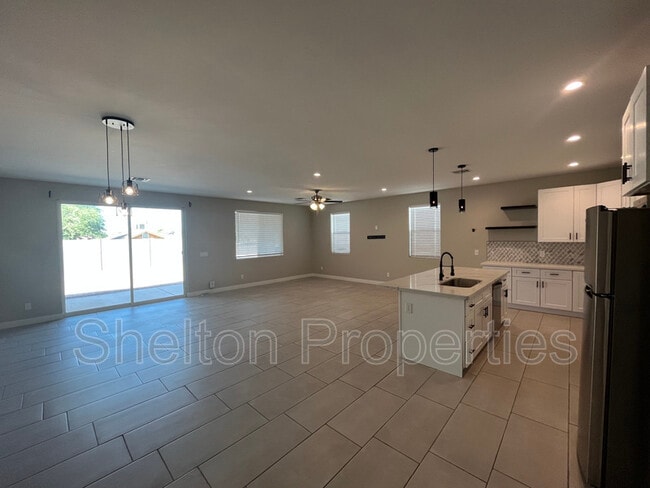 Building Photo - 120 S 91st Dr