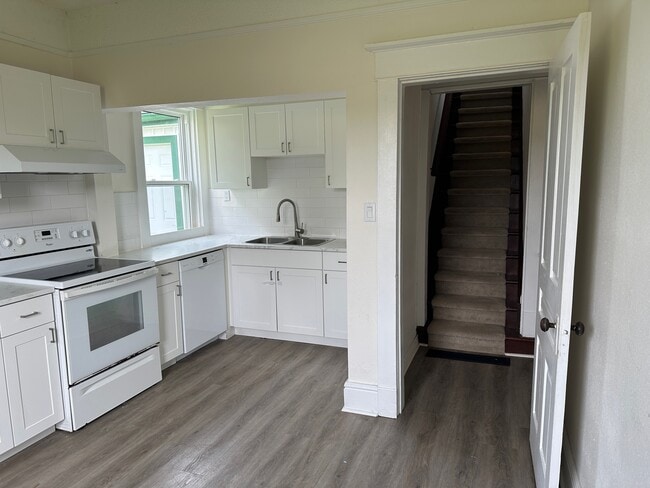 Building Photo - Classic Country 3-Bedroom Farmhouse for Rent near Uxbridge