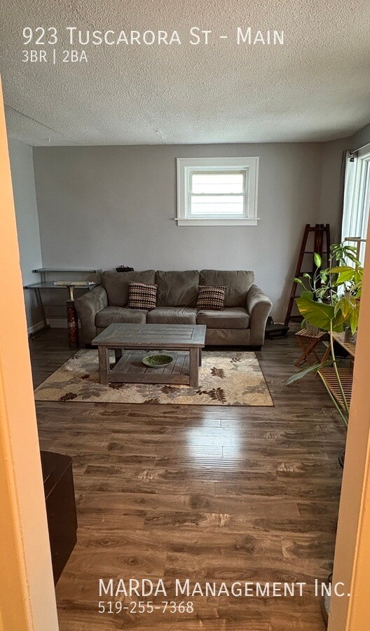 Photo du bâtiment - Charming 3 BEDROOM, 2 BATHROOM MAIN FLOOR ...