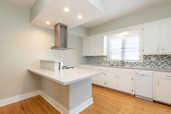 Building Photo - 2445 N Oakland Ave