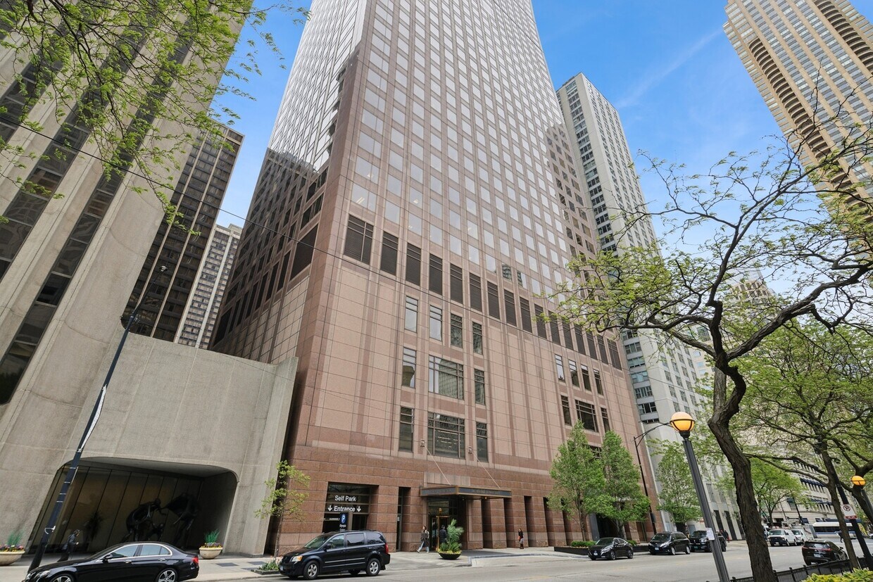 Foto principal - 161 E Chicago Ave