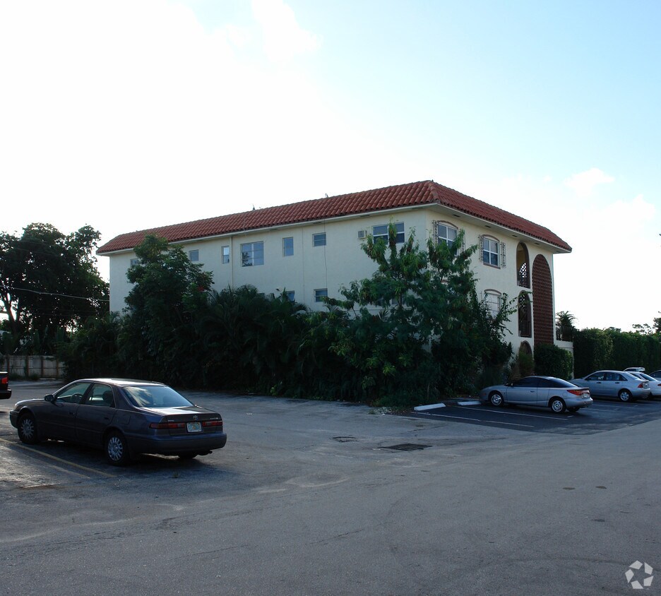 Building Photo - 1100 NE 9th Ave