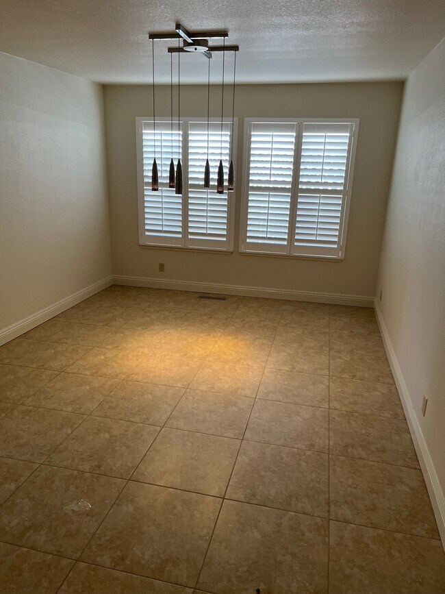 Building Photo - 9240 Foxwood Dr