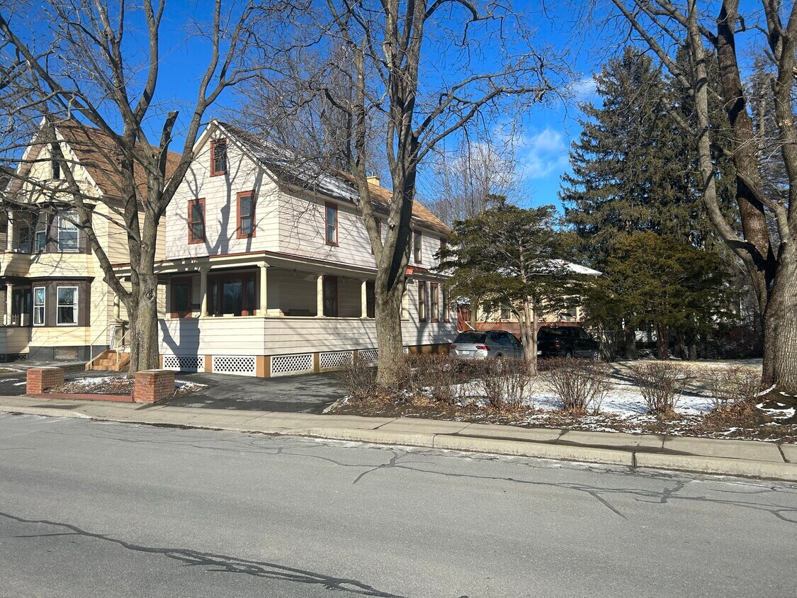 Primary Photo - 8 Schonowee Ave
