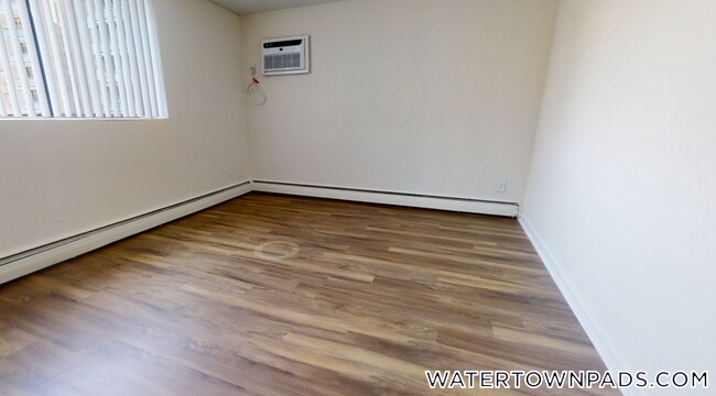 Foto del edificio - 24 Whites Ave