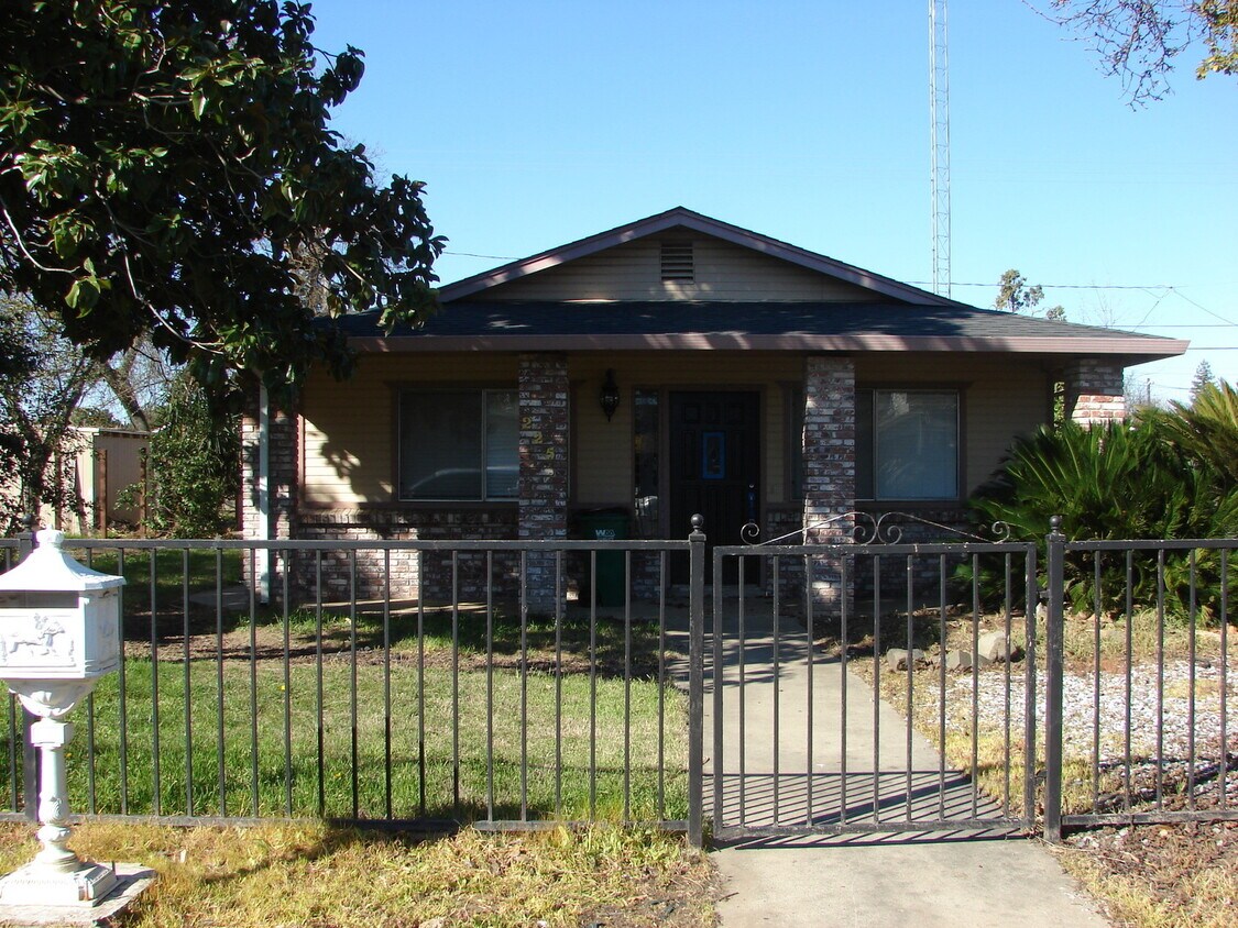 Primary Photo - Cute Single Family Home in Gridley AVAILAB...
