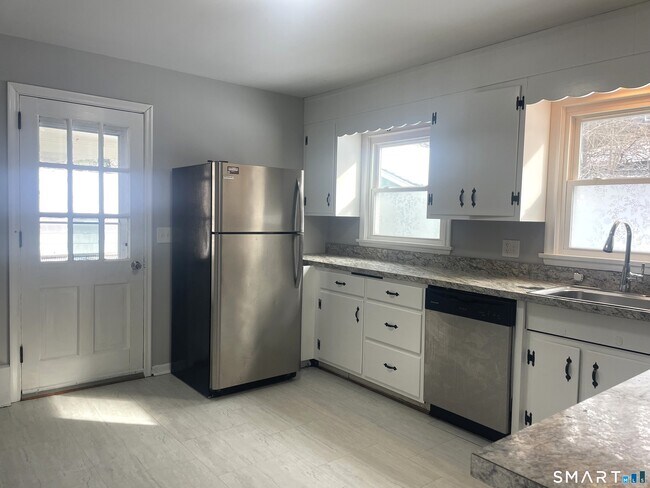 Foto del edificio - 7 Meadow Dr