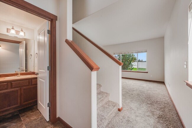Foto del edificio - 3 bed 2.5 bath Crown Pointe Neighborhood