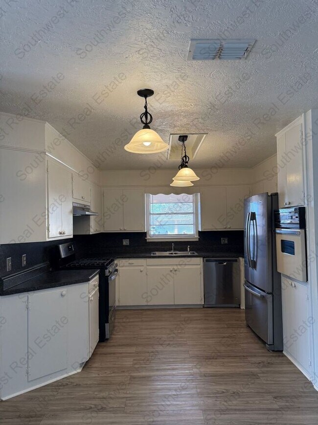 Foto del edificio - Spacious 4 bedroom 2 bath brick home