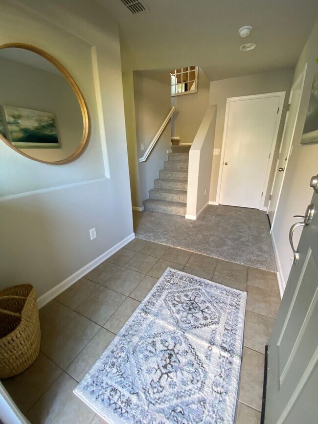 Foto del edificio - Contemporary 3 Bedroom Capital Village Townhome