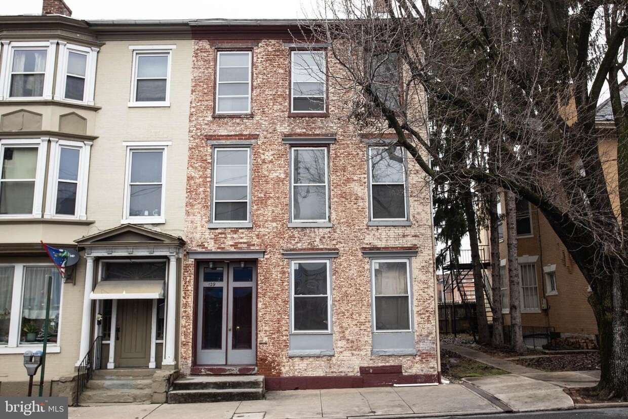 Primary Photo - 129 E Queen St