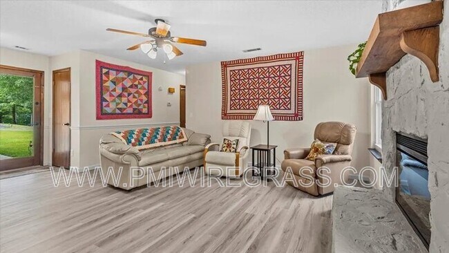 Foto del edificio - 214 Brookside Ln