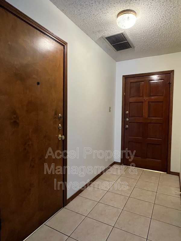 Building Photo - 2004 Lambeth Way