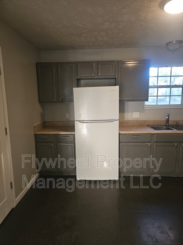 Building Photo - 2074 Leota St